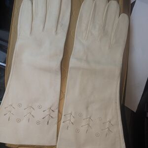 Chic Cream Leather Gloves with Embroidery